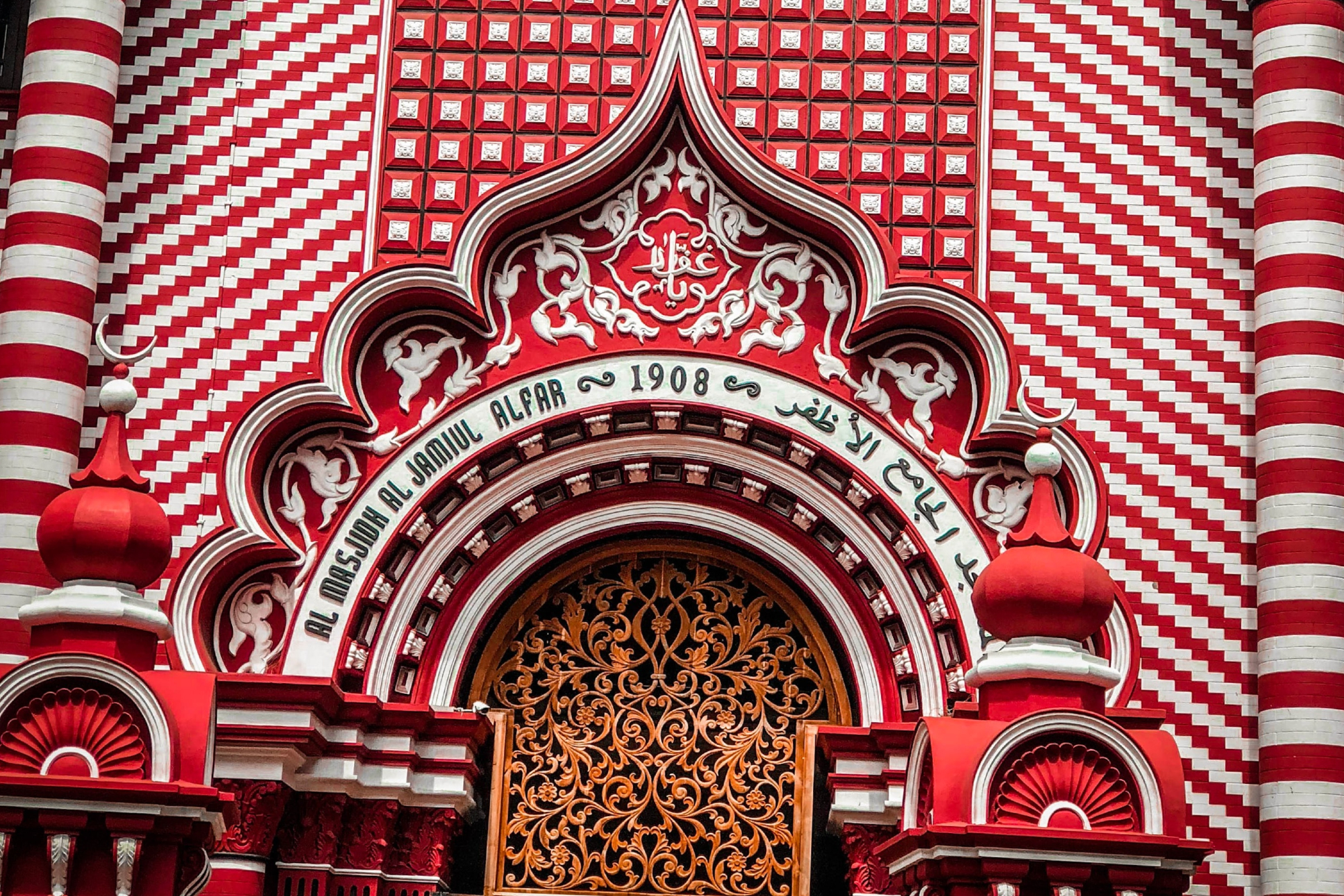 Red and white temple with Islamic writing - Colombo 