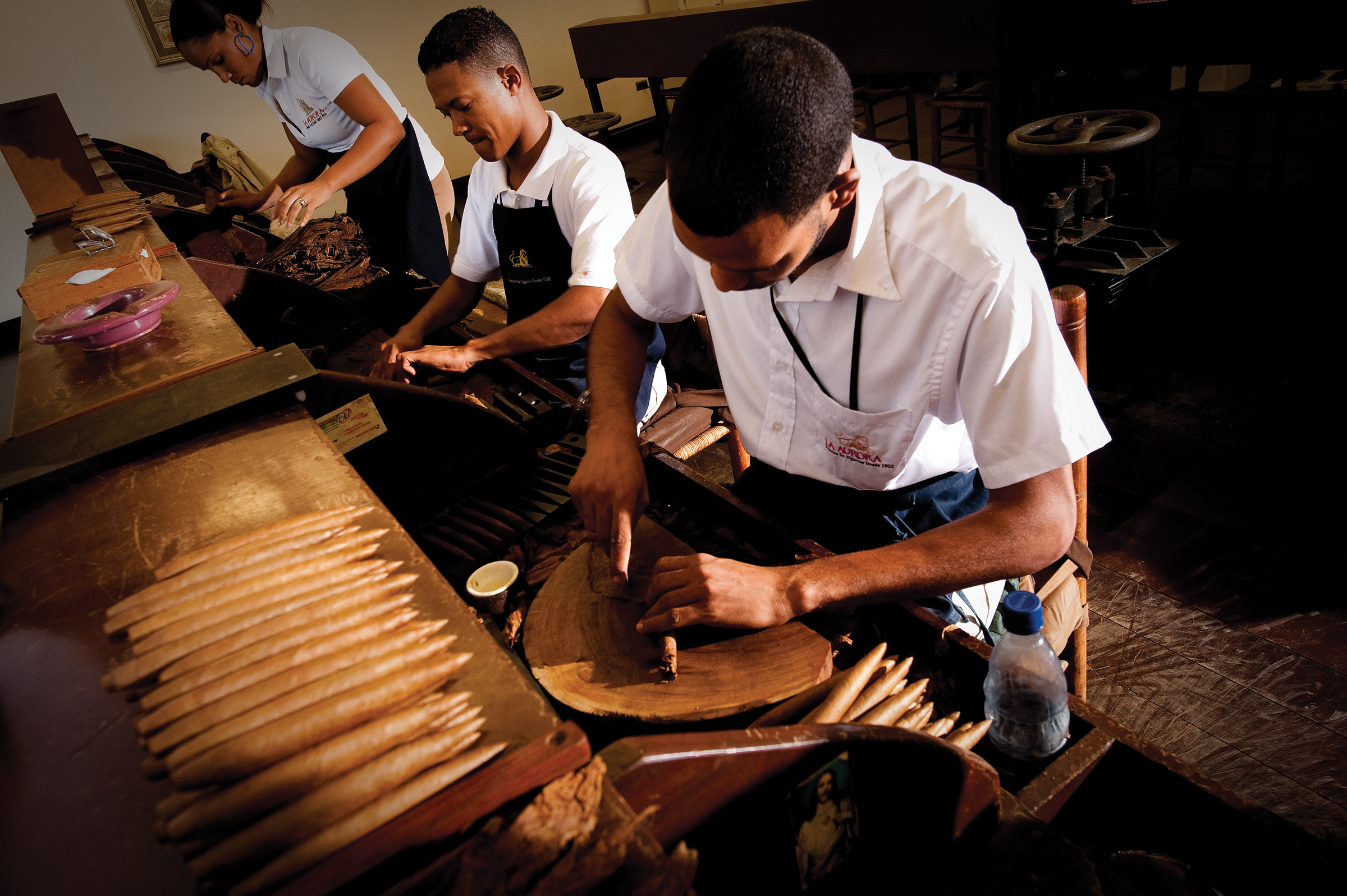 People rolling cigars at a tour in the Dominican Republic