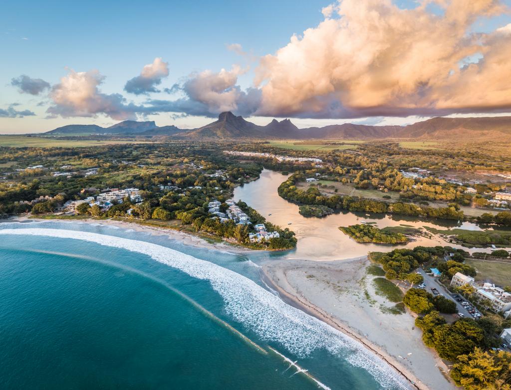 Coast of shallow sandbanks and beach in a sun setting 